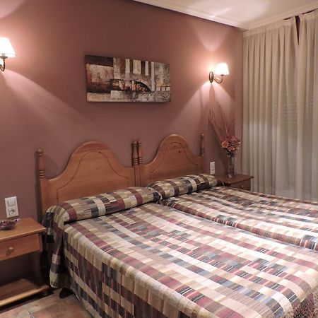 Hostal Villa De Navarrete Esterno foto