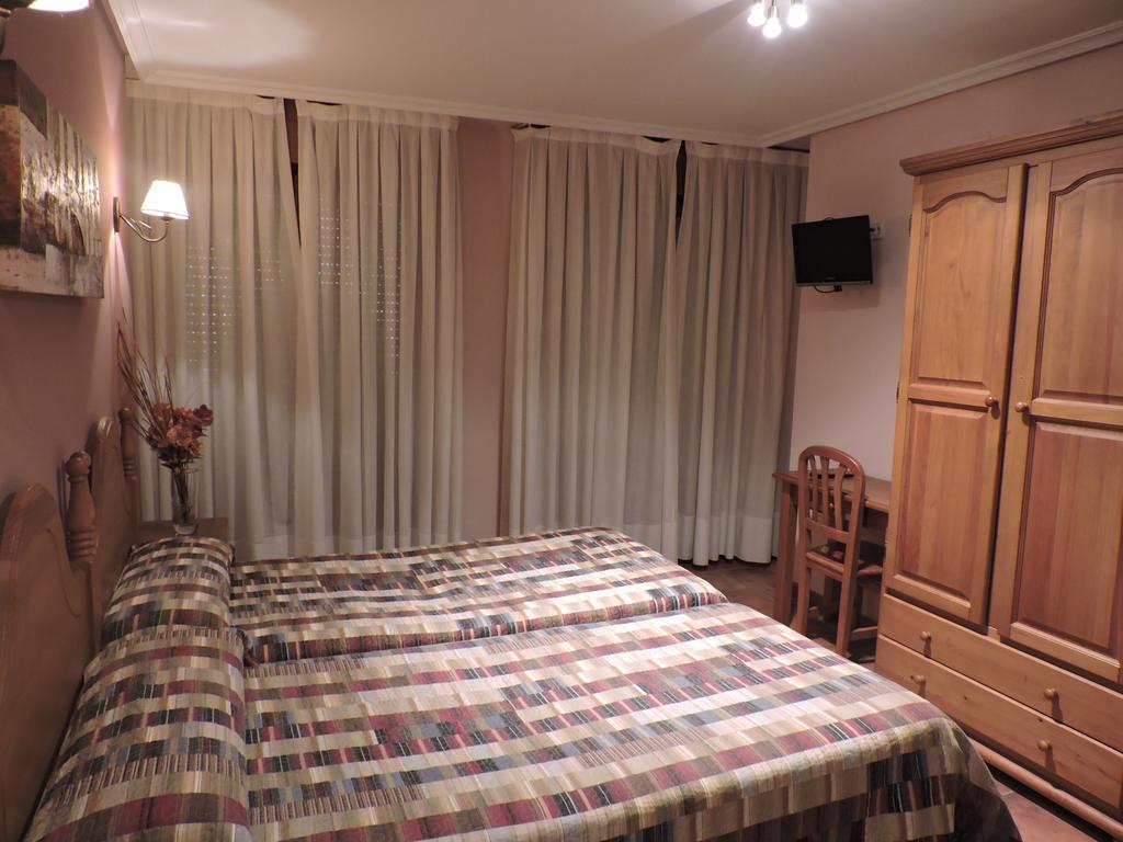 Hostal Villa De Navarrete Esterno foto